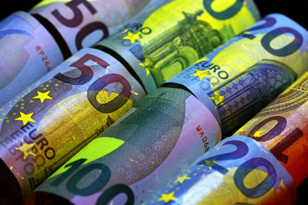 Hol érdemes eurót váltani 2026-ban? Bank vagy online pénzváltó?